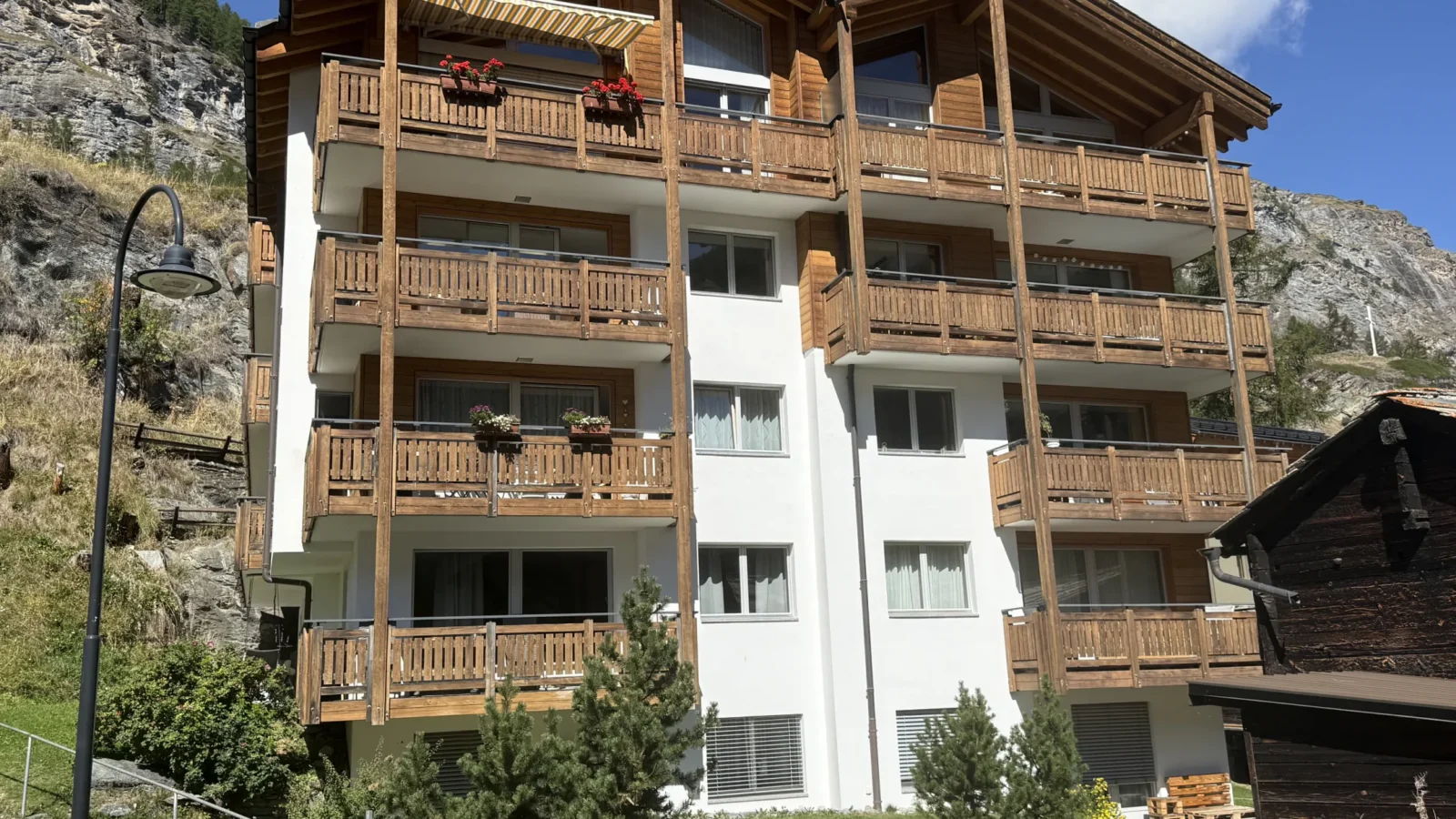 001 Apartment Alma - Exterior summer - MX Zermatt